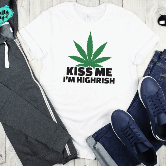 Kiss Me I'm Highrish - T-shirt